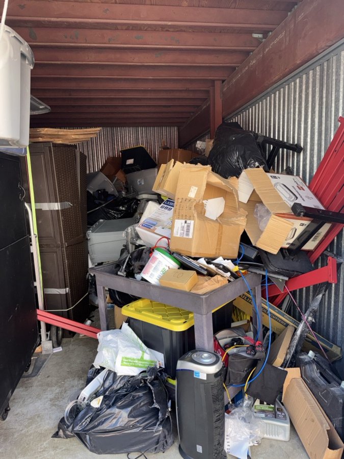 10 x 20 storage unit in Hayward, CA