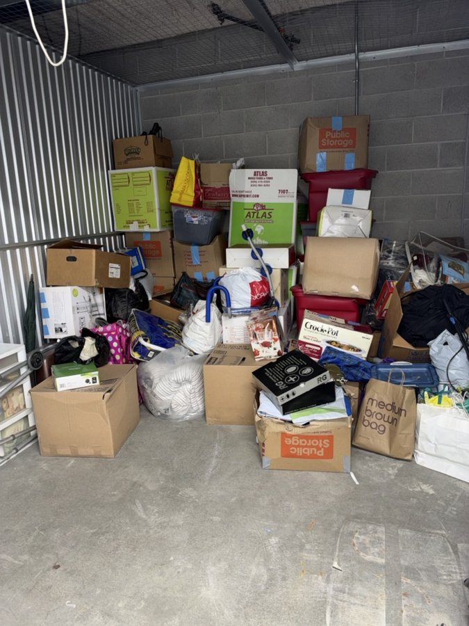 10 x 10 storage unit in Hayward, CA