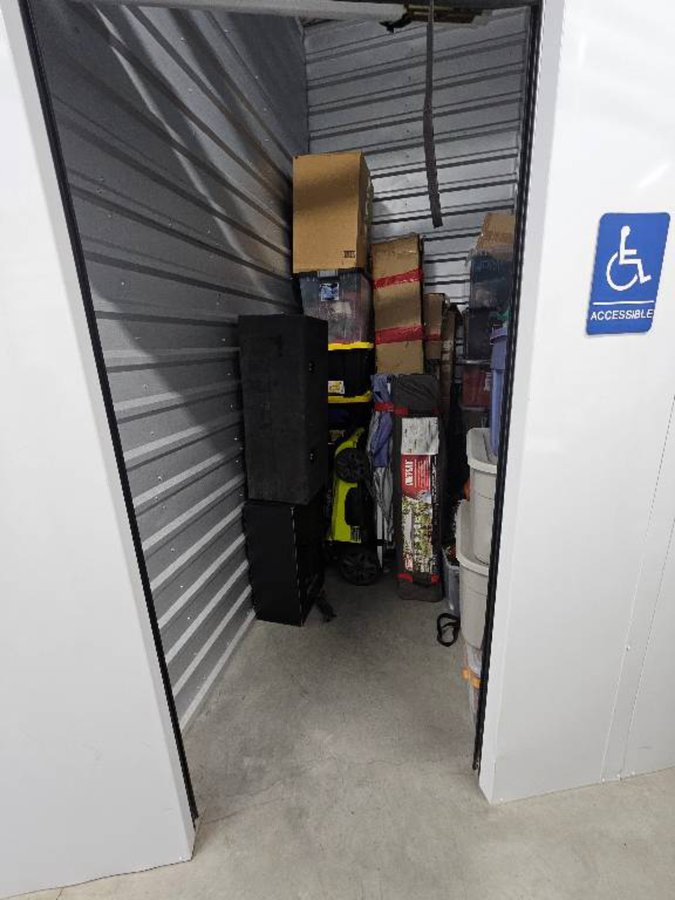 5 x 7 storage unit in Azusa, CA