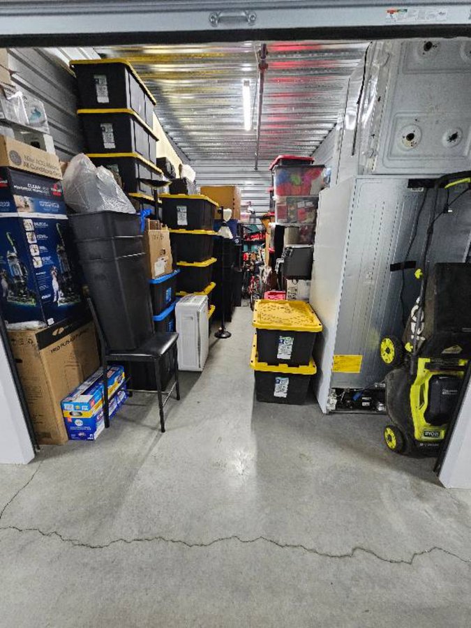10 x 20 storage unit in Azusa, CA