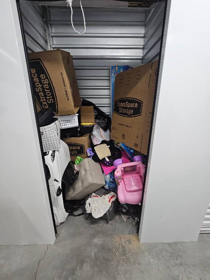 5 x 5 storage unit in Azusa, CA