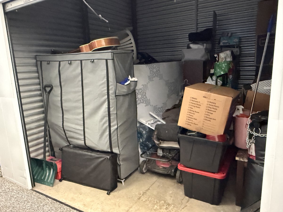 10 x 10 storage unit in Warren, MI