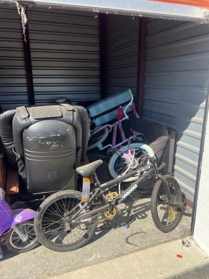 10 x 10 storage unit in Sacramento, CA