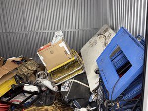 10 x 10 storage unit in Stockton, CA