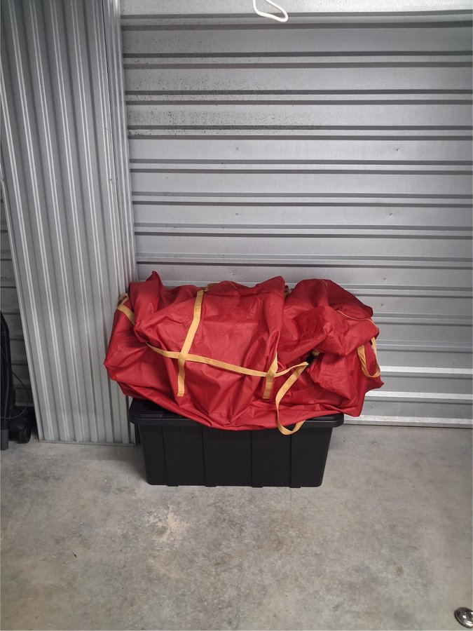 10 x 5 storage unit in Clinton, MD