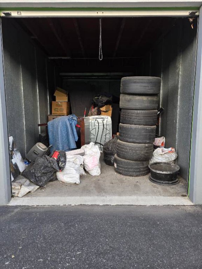 10 x 19 storage unit in Paramount, CA