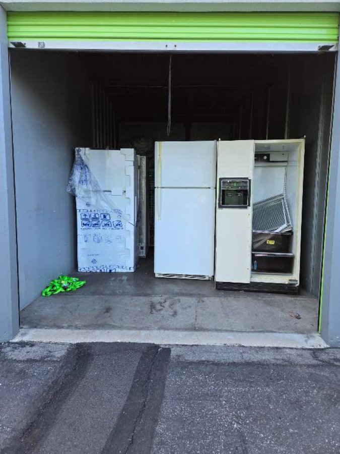 10 x 20 storage unit in Paramount, CA