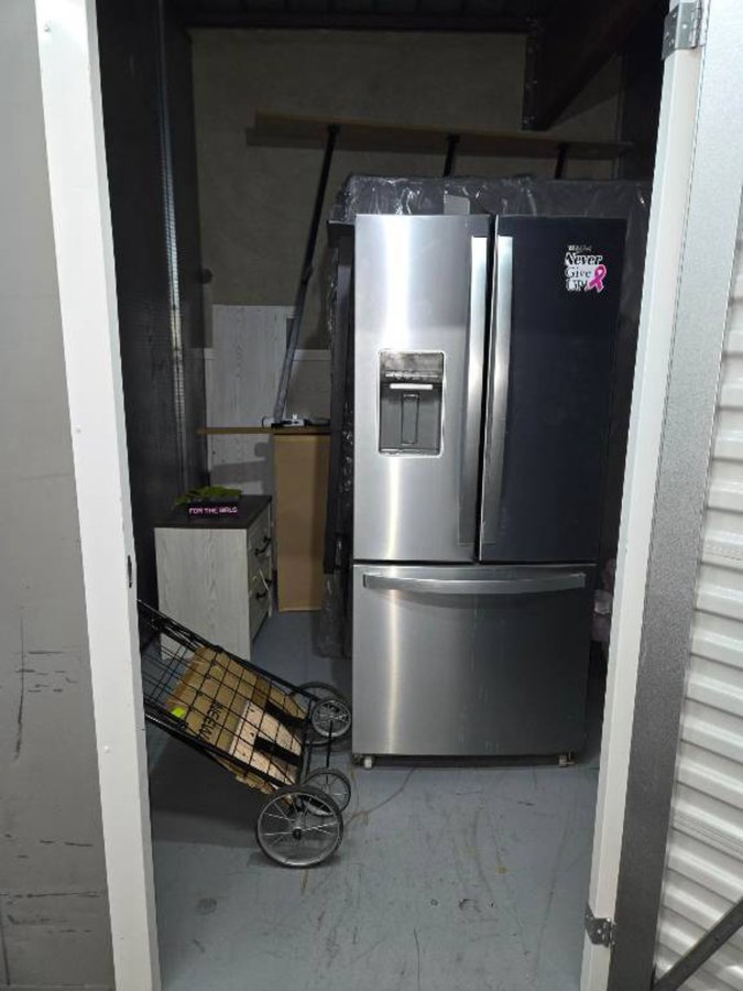 8 x 10 storage unit in Paramount, CA
