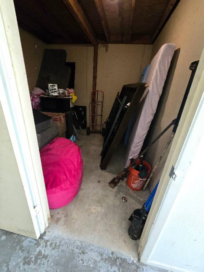 10 x 10 storage unit in Clute, TX