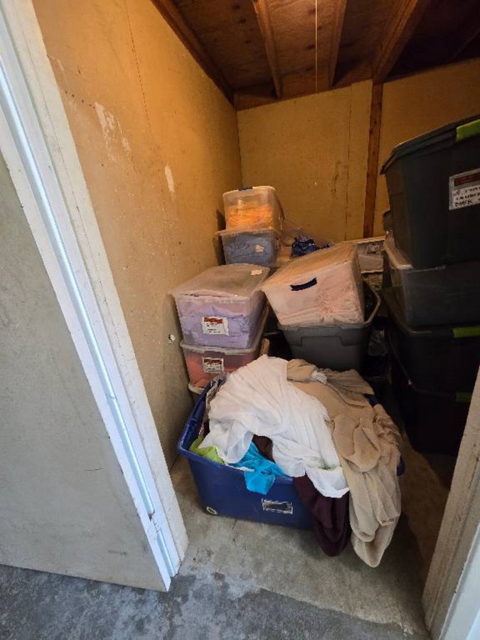 10 x 10 storage unit in Clute, TX