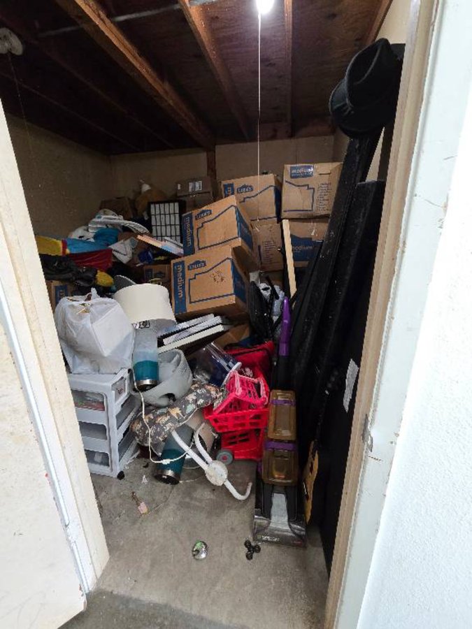 10 x 10 storage unit in Clute, TX