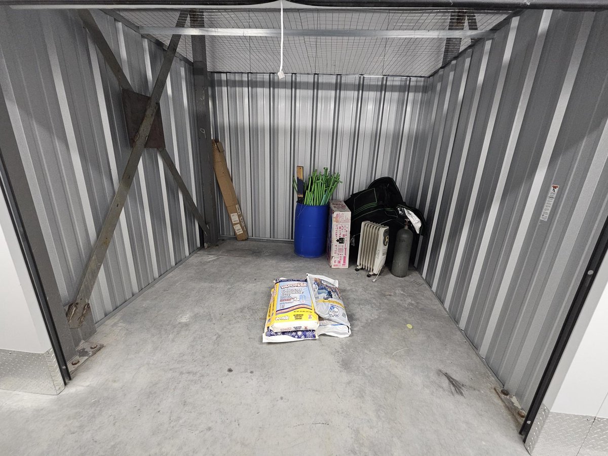 10 x 10 storage unit in Shelton, CT