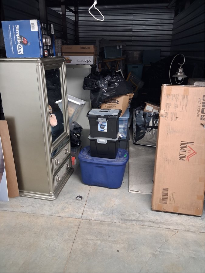 10 x 20 storage unit in Clinton, MD