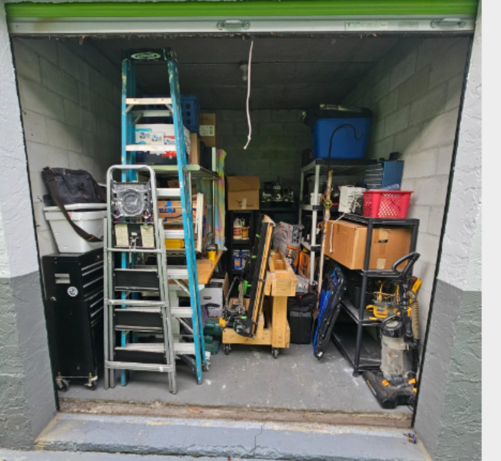 10 x 10 storage unit in Largo, FL