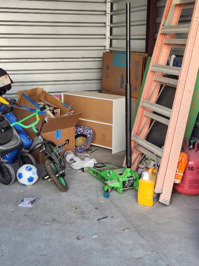10 x 15 storage unit in Victorville, CA
