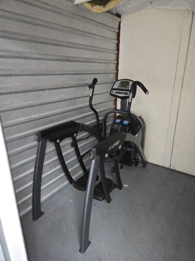 8 x 10 storage unit in Hayward, CA