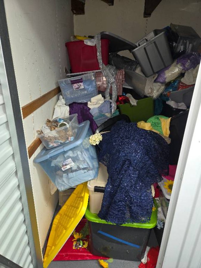 16 x 8 storage unit in Hayward, CA