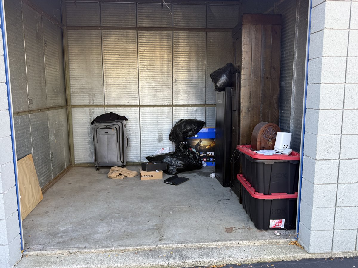 10 x 10 storage unit in Livonia, MI