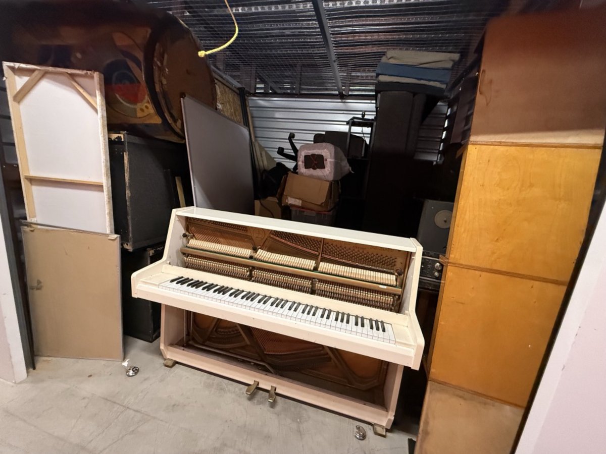 10 x 10 storage unit in Los Angeles, CA