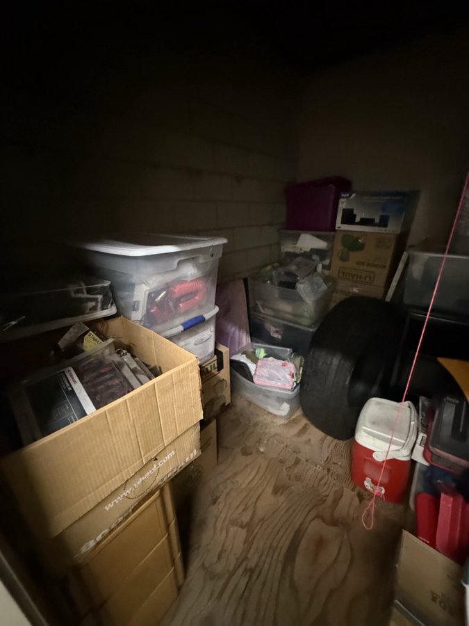 10 x 10 storage unit in Los Angeles, CA
