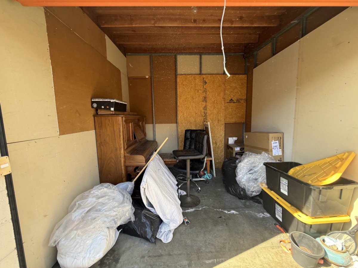 10 x 10 storage unit in Los Angeles, CA