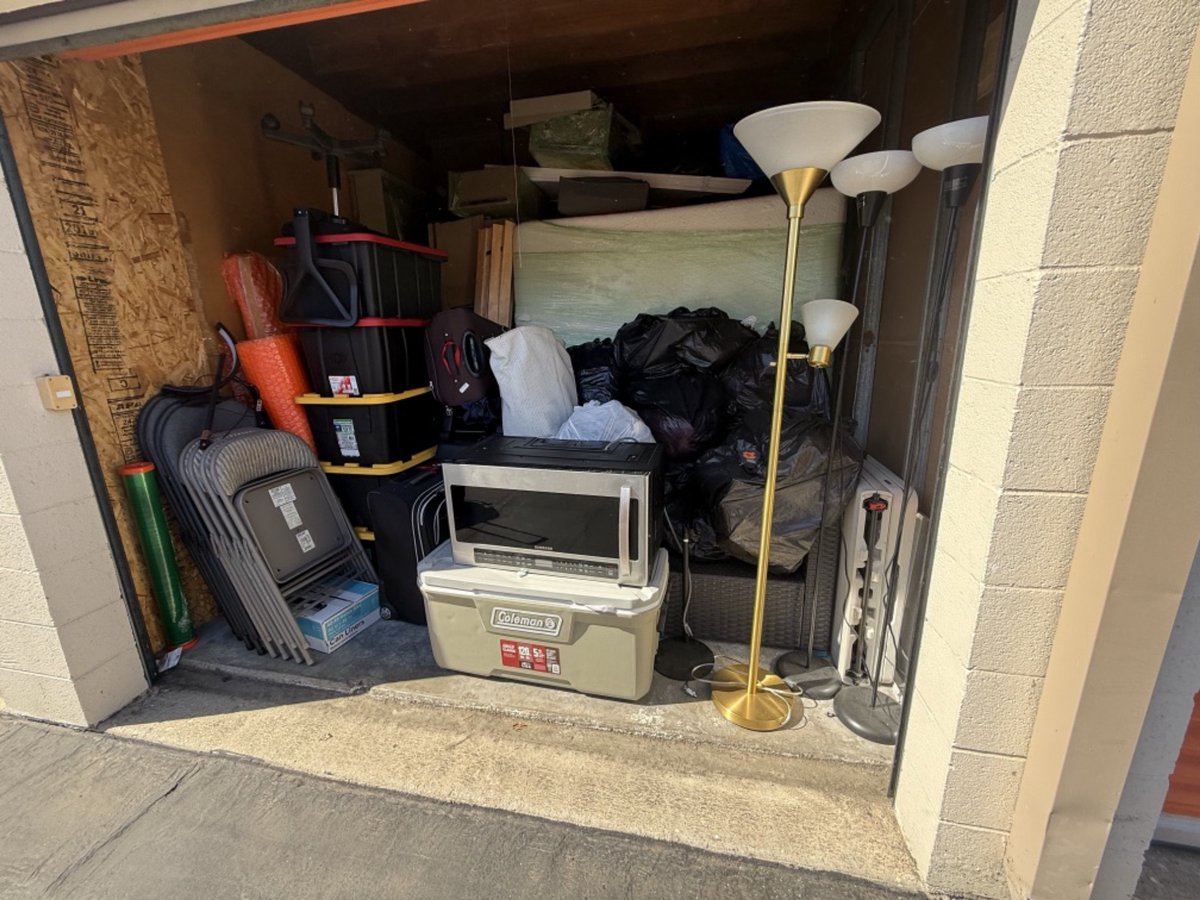 10 x 10 storage unit in Los Angeles, CA
