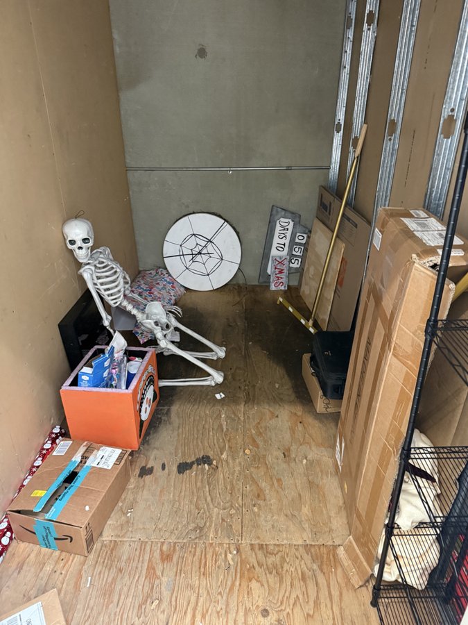 5 x 10 storage unit in Los Angeles, CA