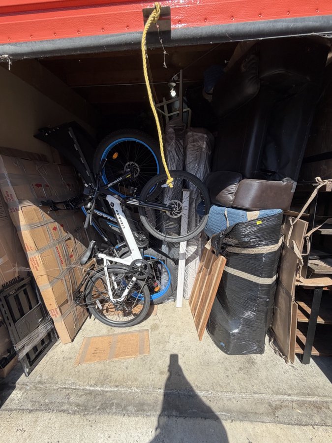 10 x 25 storage unit in Los Angeles, CA