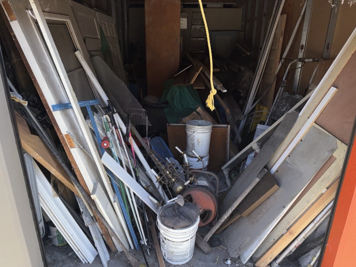 10 x 20 storage unit in Los Angeles, CA