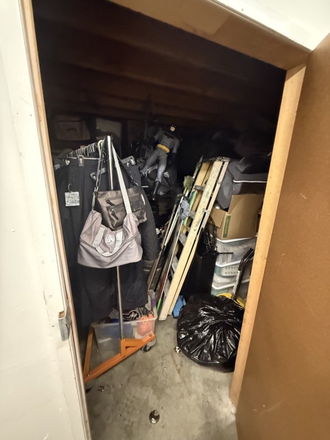 10 x 10 storage unit in Los Angeles, CA