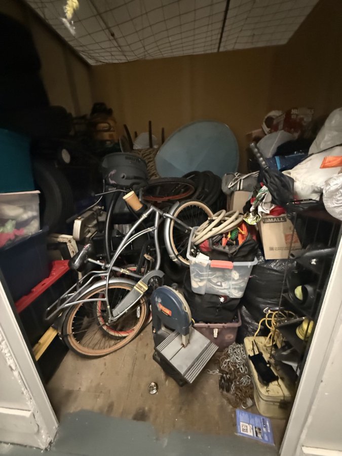10 x 10 storage unit in Pasadena, CA