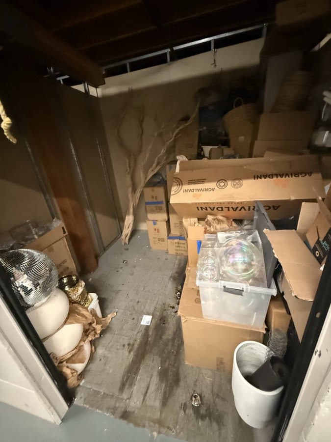 10 x 10 storage unit in Los Angeles, CA