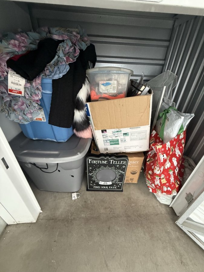4 x 3 storage unit in Duarte, CA