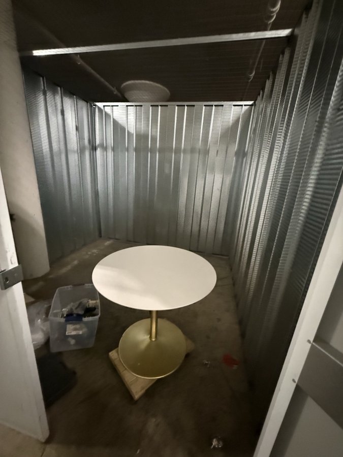 10 x 10 storage unit in Whittier, CA