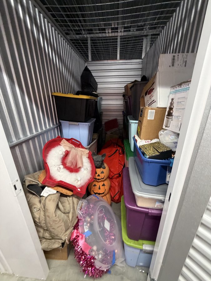 5 x 10 storage unit in Covina, CA