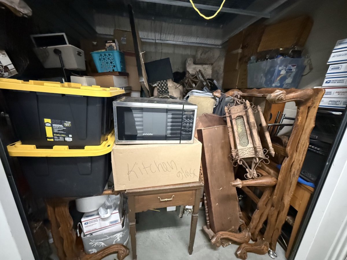 10 x 10 storage unit in Montclair, CA