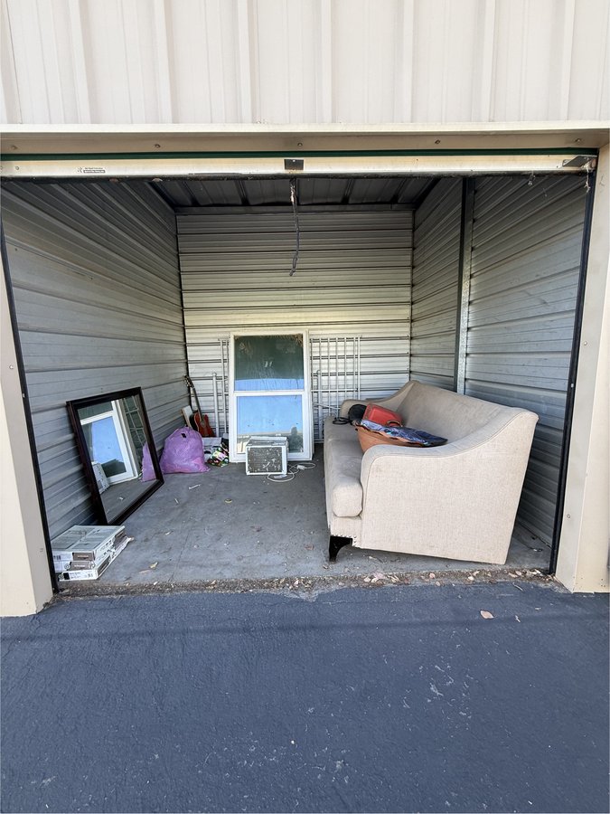 10 x 10 storage unit in Victorville, CA