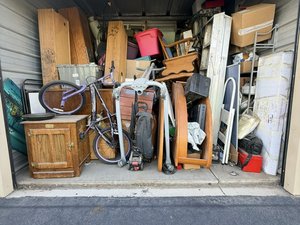 10 x 10 storage unit in Victorville, CA