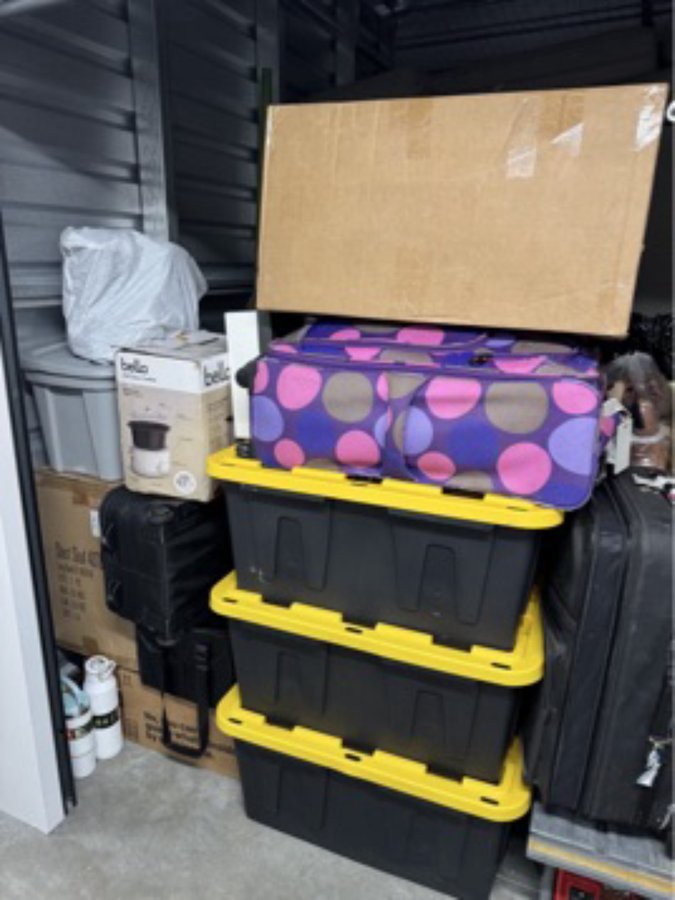 10 x 10 storage unit in Santa Clarita, CA