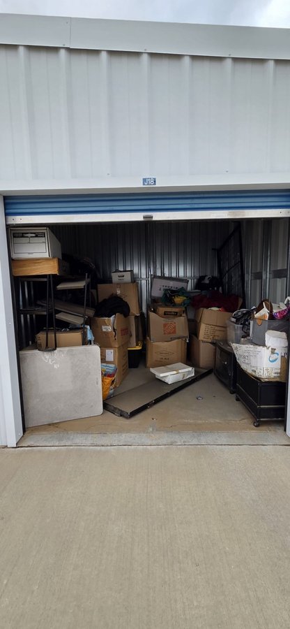 10 x 10 storage unit in Victorville, CA