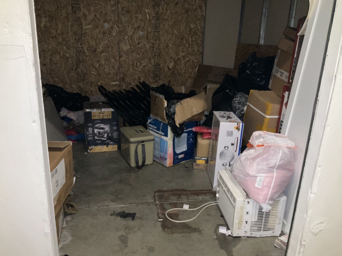 10 x 10 storage unit in Pacoima, CA