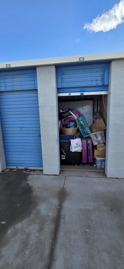 10 x 10 storage unit in Victorville, CA