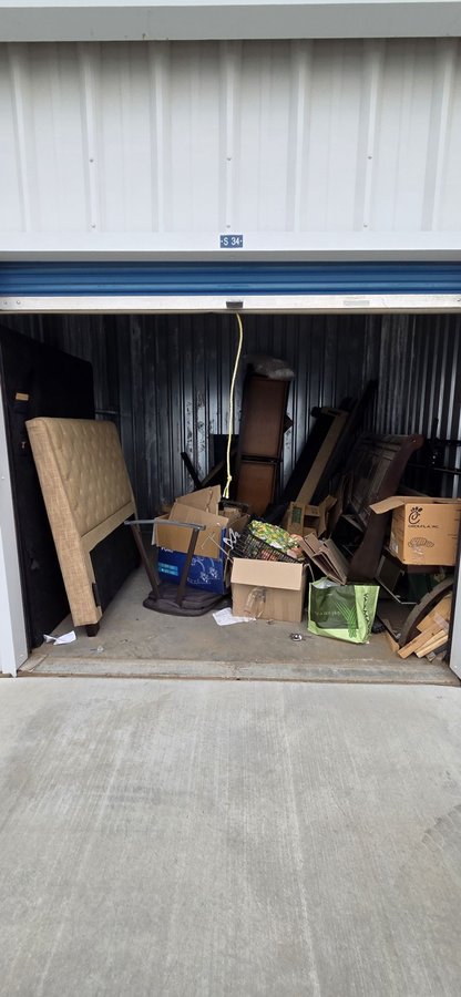 10 x 10 storage unit in Victorville, CA