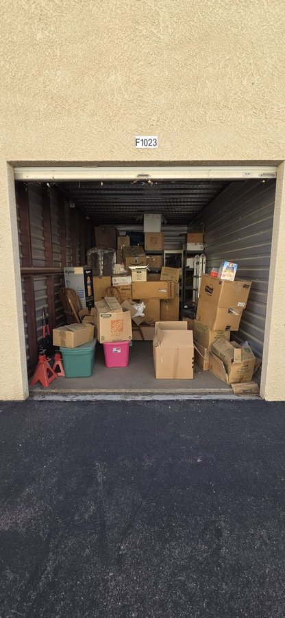 10 x 20 storage unit in Apple Valley, CA