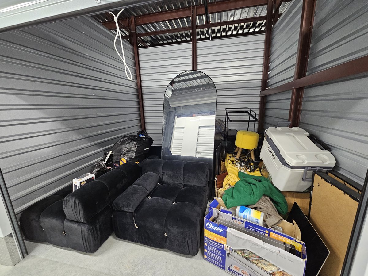 10 x 10 storage unit in Laurel, MD