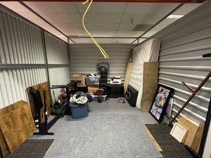 10 x 10 storage unit in Tukwila, WA