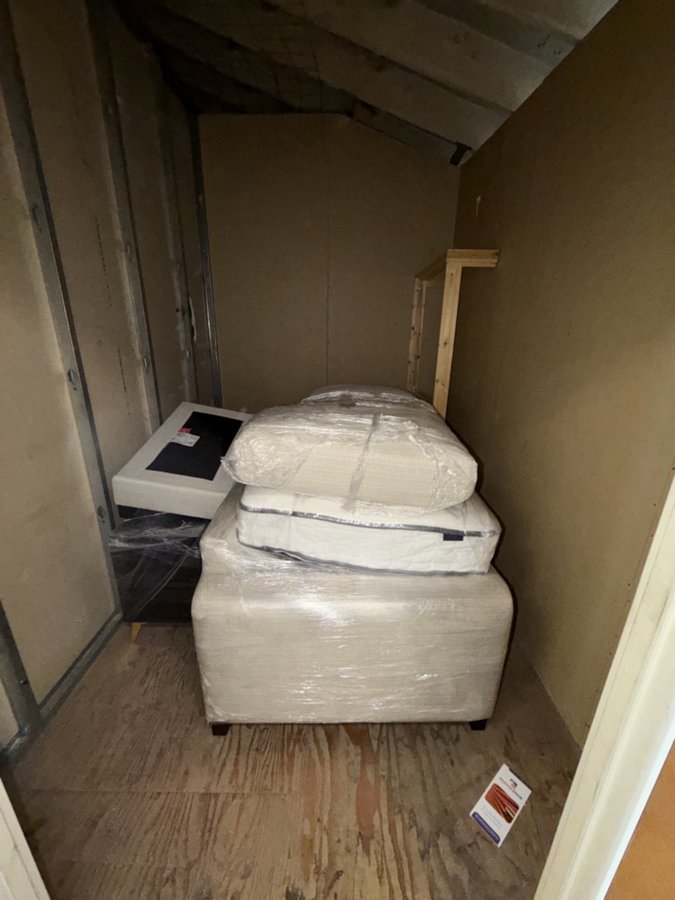 6 x 10 storage unit in Canoga Park, CA