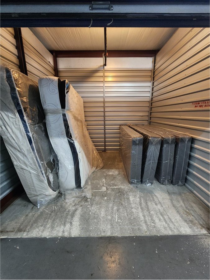 10 x 10 storage unit in Baltimore, MD