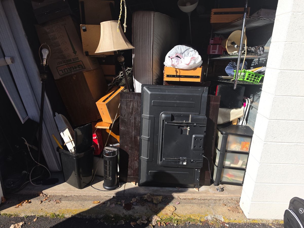 10 x 15 storage unit in Waterbury, CT