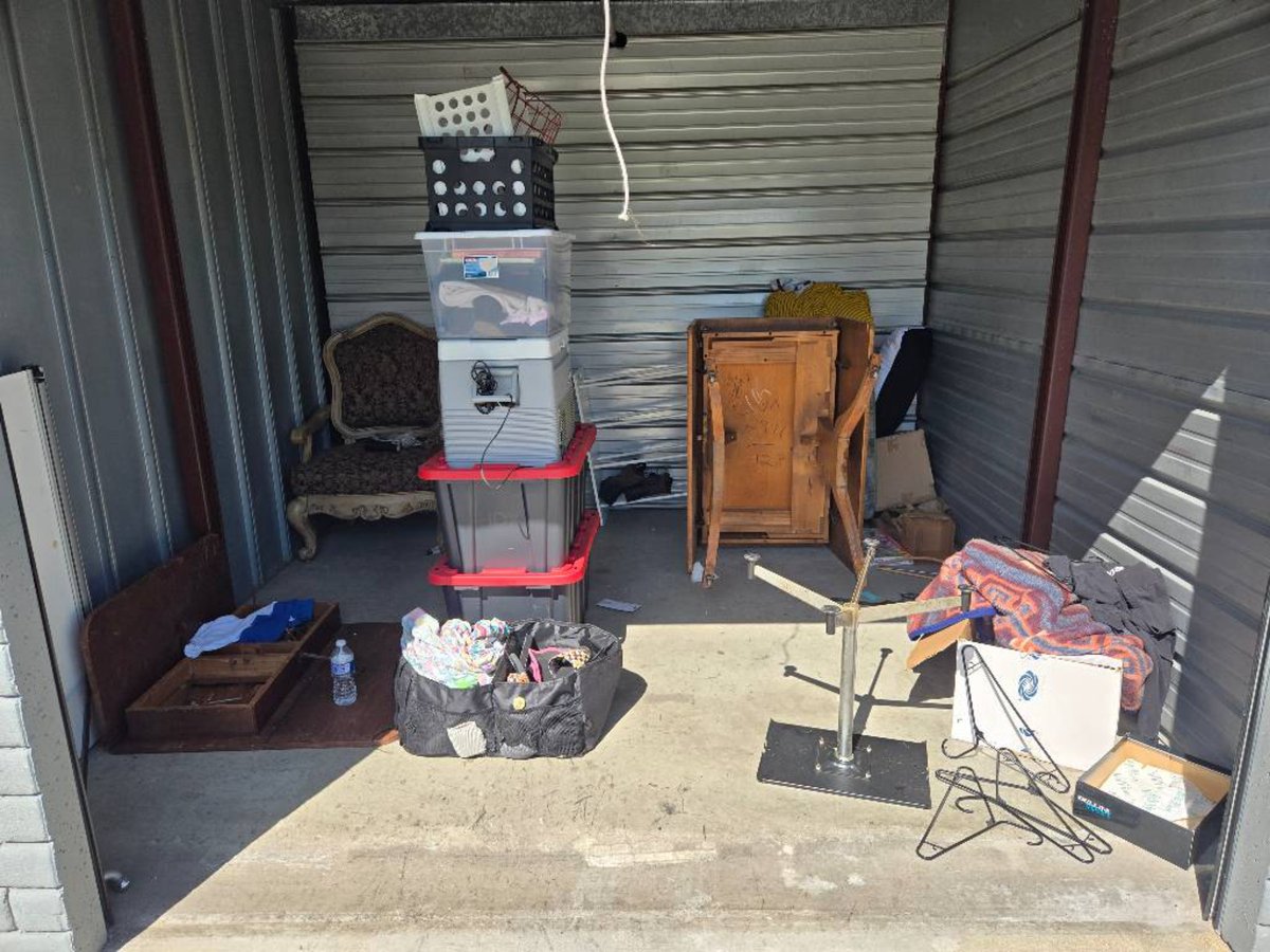 10 x 10 storage unit in Stanton, CA